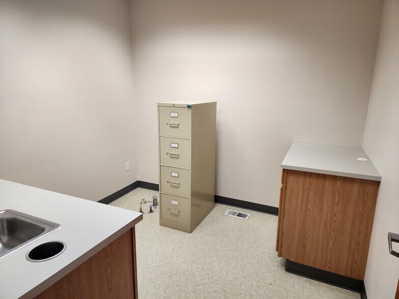 More Photos Of 48247 Hills St, Oakridge Office For Sale