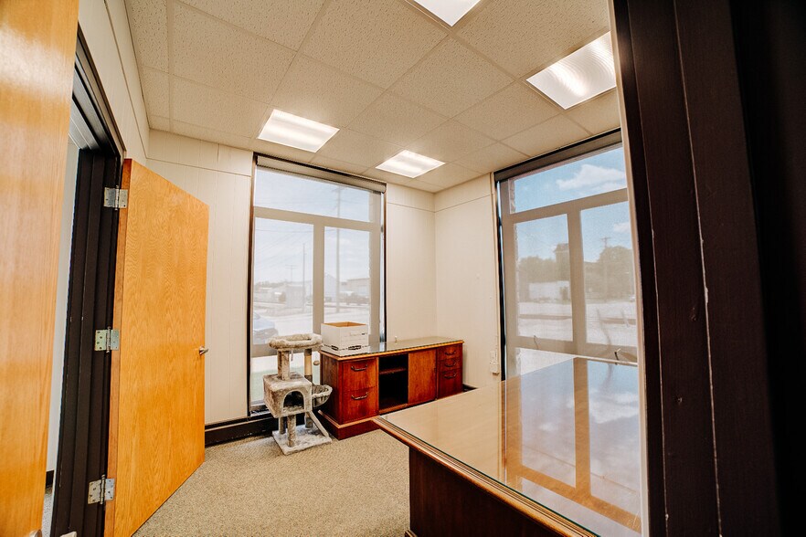 More Photos Of 109 S 2nd St, Watseka Office For Sale