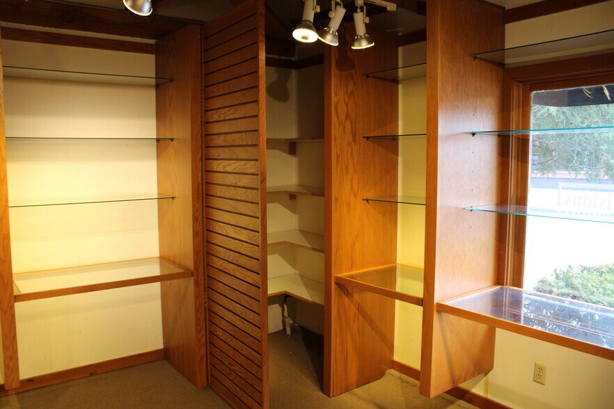 More Photos Of 310-340 Water St, Excelsior Freestanding For Lease