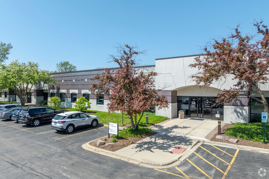 Primary Photo Of 565 Lakeview Pky, Vernon Hills Medical For Sale