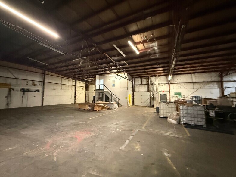 More Photos Of 230 Bridge St, Mooresville Warehouse For Lease