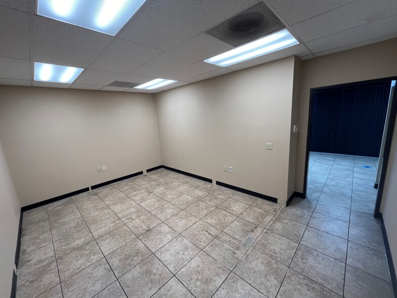 More Photos Of 7946 Alabama Ave, Canoga Park Service For Lease