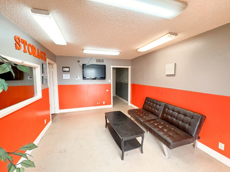 More Photos Of 2213 N Quaker Ave, Lubbock Self Storage For Sale