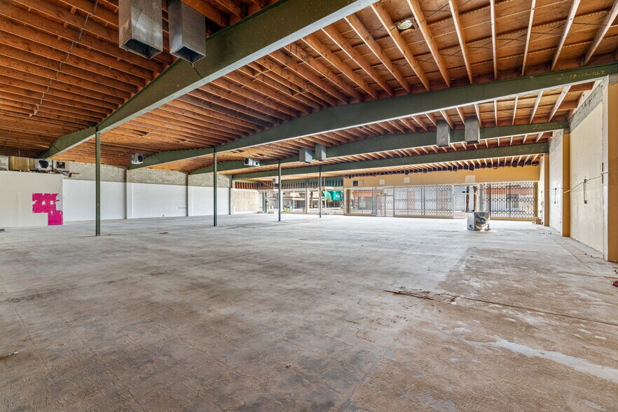 More Photos Of 45151 Oasis St, Indio Freestanding For Lease