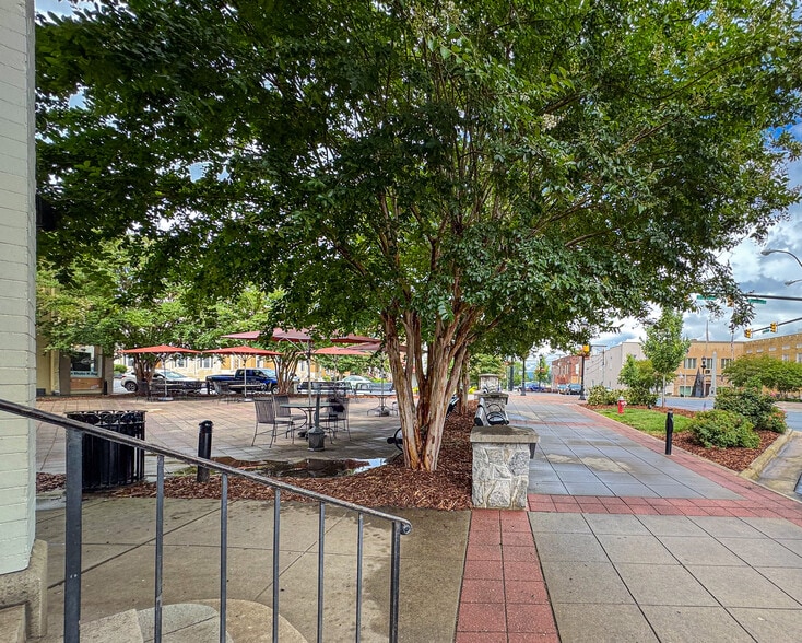 More Photos Of 812 West Ave, Lenoir Storefront Retail Office For Sale