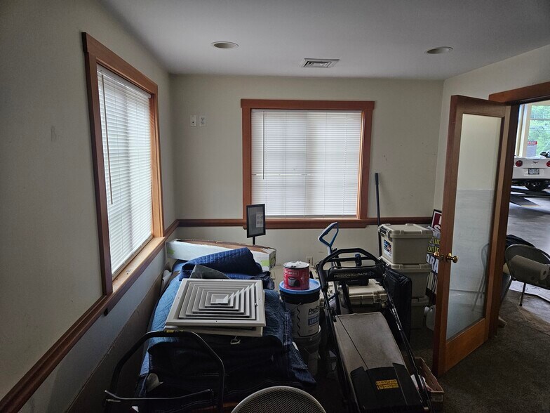 More Photos Of 28 Weirs Rd, Gilford Storefront Retail Office For Lease