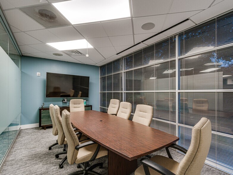 More Photos Of 689 Airport Fwy, Hurst Office For Lease