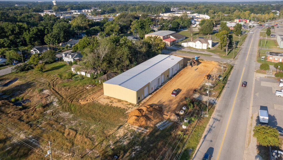 More Photos Of 904 E Russell St, Fayetteville Light Distribution For Lease