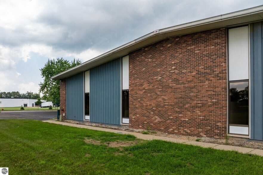 More Photos Of 910 Industrial Dr, Mount Pleasant Warehouse For Sale