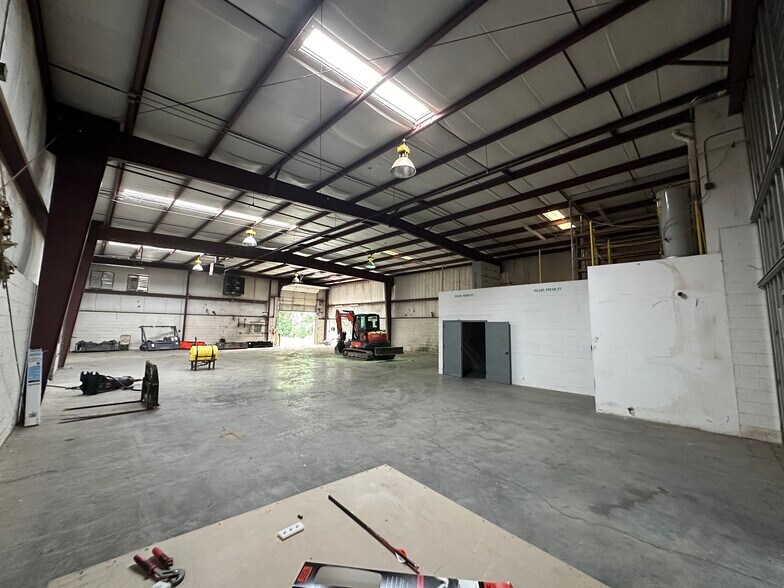 More Photos Of 5911 Echo Dr, Knoxville Warehouse For Lease
