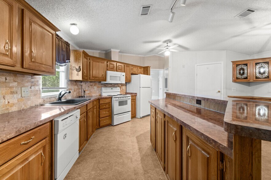 More Photos Of 3318 SH-146S, Livingston Mixed Retail For Sale