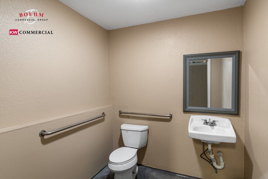 More Photos Of 100 Lupita Cir, Del Rio Distribution For Sale