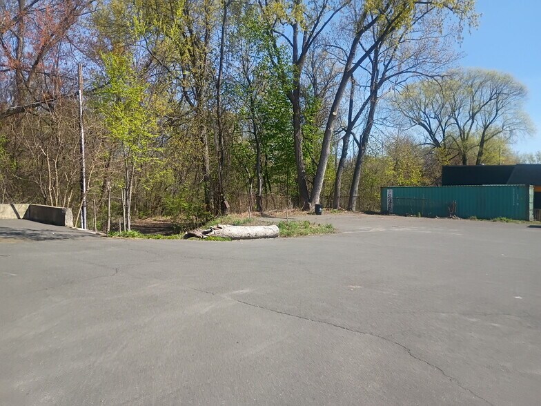 More Photos Of 1566 State St, Springfield Showroom For Lease