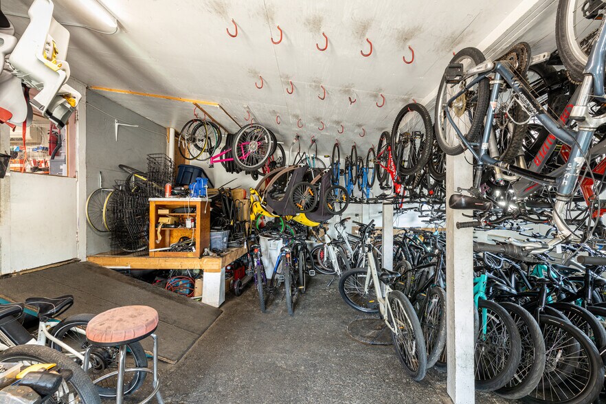 More Photos Of 4 Lagoon Pond Rd, Vineyard Haven General Retail For Sale