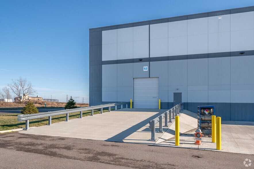 More Photos Of 18300 Snow Rd, Brook Park Warehouse For Lease