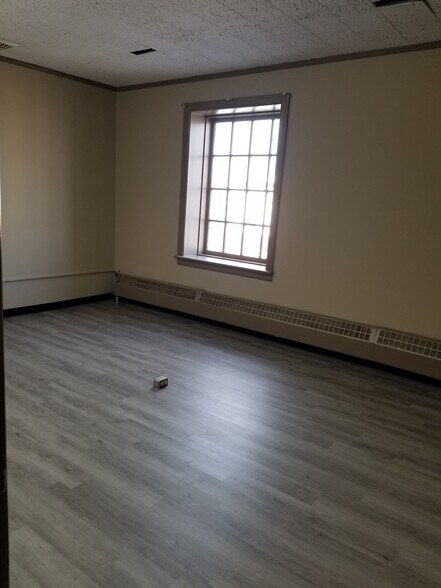 More Photos Of 49 Public Sq, Shelbyville Office For Sale