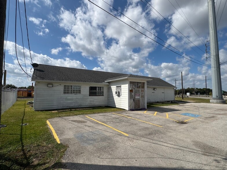 More Photos Of 3701 S Richey Ave, South Houston Freestanding For Lease