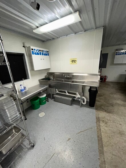 More Photos Of 1002 Cross st, Robinson Restaurant For Sale