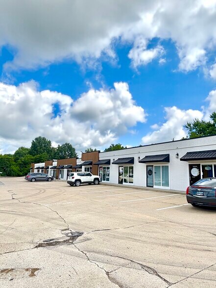 More Photos Of 11109-11129 N Oak Tfwy, Kansas City Storefront Retail Office For Lease