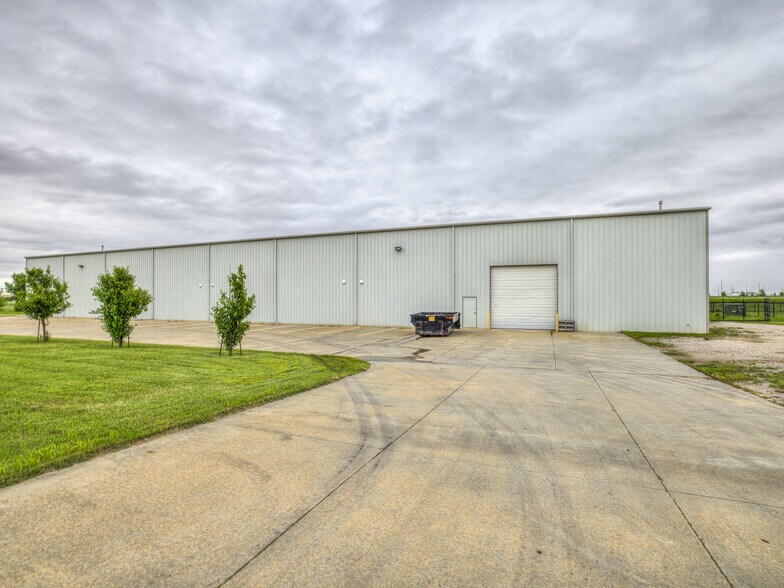 More Photos Of 4900 S Rockwell St, Oklahoma City Warehouse For Lease