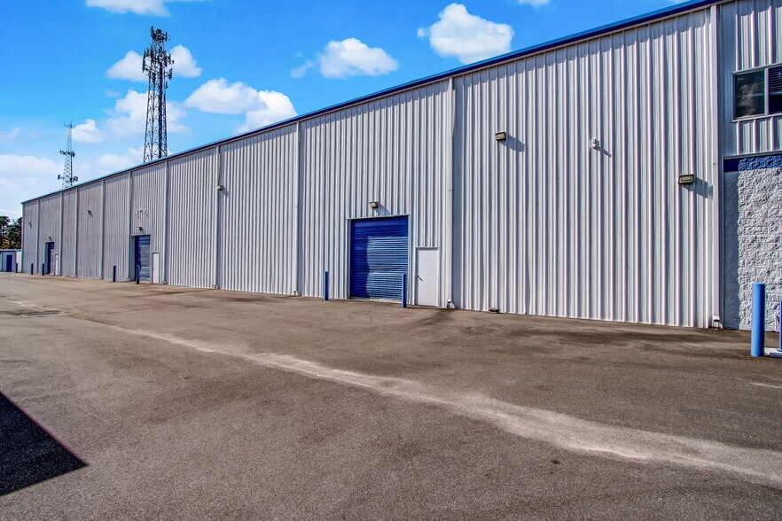 More Photos Of 10416 New Berlin Rd, Jacksonville Warehouse For Lease