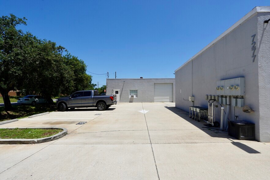 More Photos Of 7275 Waelti Dr, Melbourne Warehouse For Lease