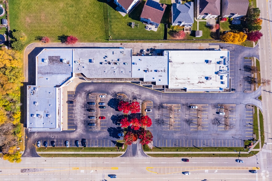 More Photos Of 800-830 E Nerge Rd, Roselle General Retail For Lease