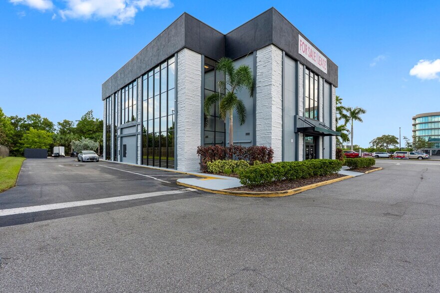 More Photos Of 18401 US Highway 19 N, Clearwater Office For Sale