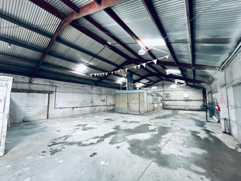 More Photos Of 672 Ahua St, Honolulu Warehouse For Lease