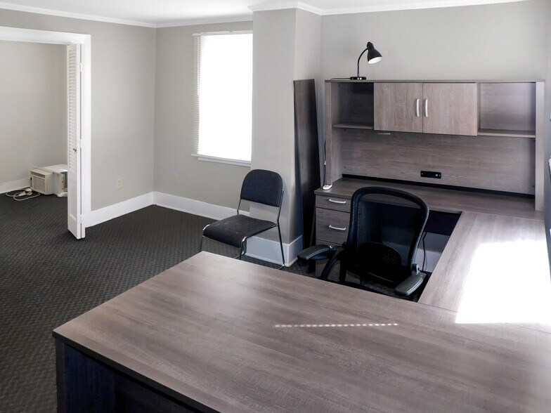 More Photos Of 122 E Main St, Rockton Office For Lease