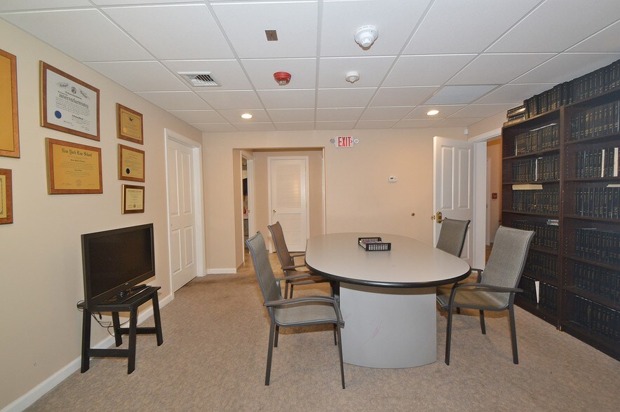 More Photos Of 590 Sunrise Hwy, Baldwin Freestanding For Lease
