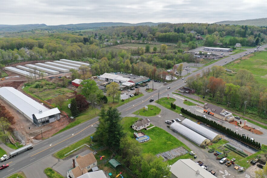 More Photos Of 147 Meriden Rd, Middlefield Garden Center For Lease
