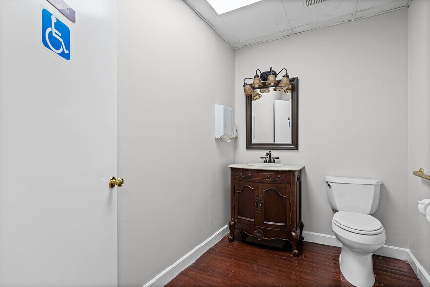 More Photos Of 3664 College Ln S, Mobile Medical For Sale