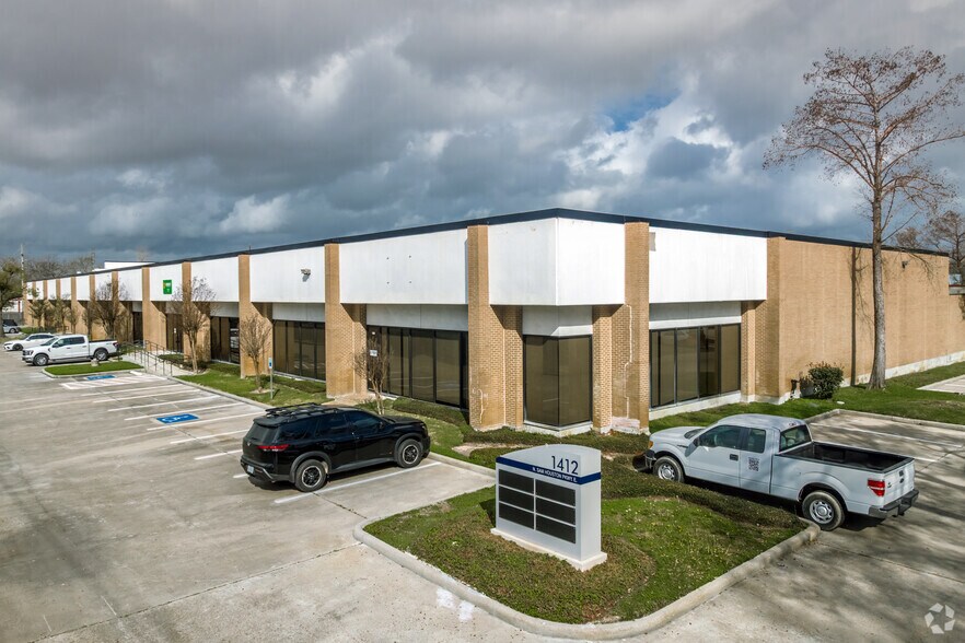 More Photos Of 1400 N Sam Houston Pky E, Houston Unknown For Lease