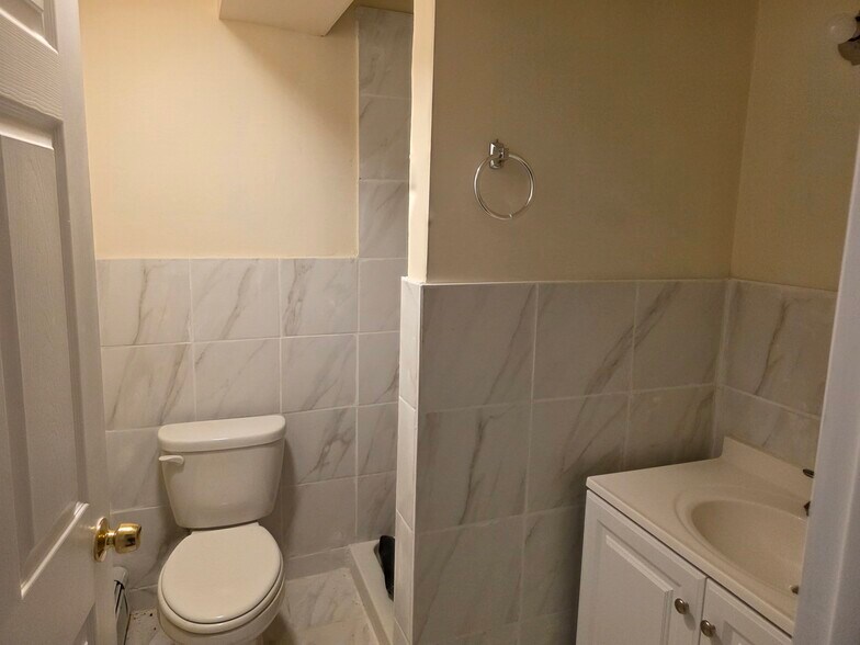 More Photos Of 25 Mill St, Middletown Storefront Retail Residential For Sale