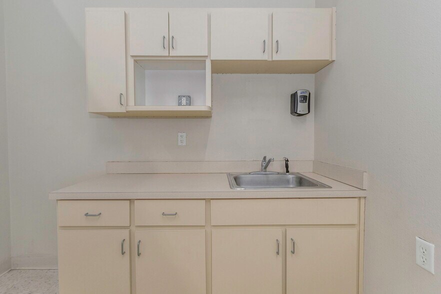 More Photos Of 16547 US Highway 19, Hudson Showroom For Lease