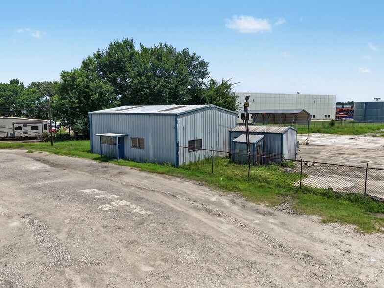 More Photos Of 17928 Beaumont Hwy, Houston Warehouse For Lease