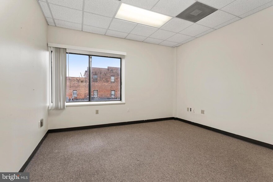 More Photos Of 100 W Franklin St, Hagerstown Office Residential For Lease
