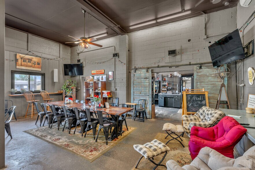 More Photos Of 601 Arizona Ave, Holton General Retail For Sale