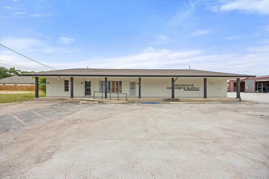 More Photos Of 1409 NE Barnard St, Glen Rose Storefront Retail Office For Sale
