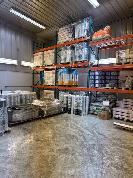 More Photos Of 6304 Tropicaire Blvd, North Port Showroom For Lease