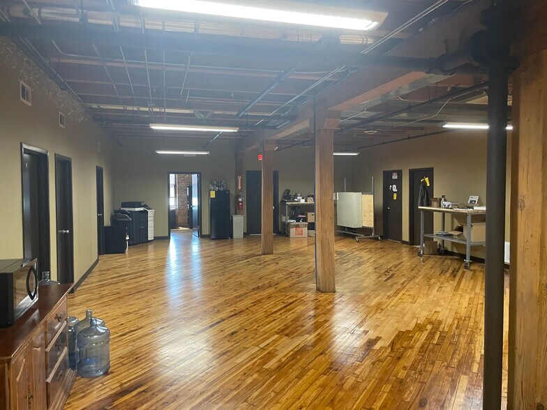 More Photos Of 4830 W 16th St, Cicero Distribution For Sale