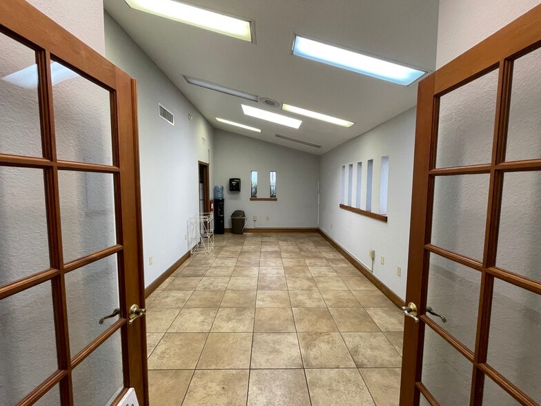 More Photos Of 2317-2319 Griffin Rd, Leesburg Warehouse For Lease