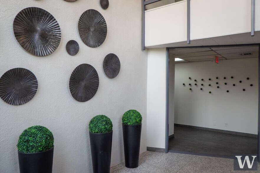 More Photos Of 10835-10841 Santa Monica Blvd, Los Angeles Office For Lease