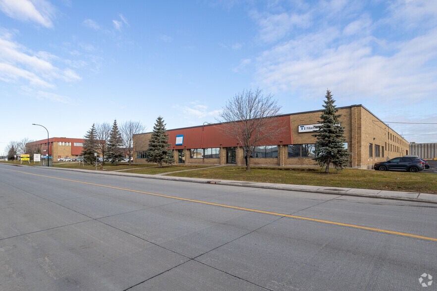 More Photos Of 127-155 Montée de Liesse, Montréal Warehouse For Lease