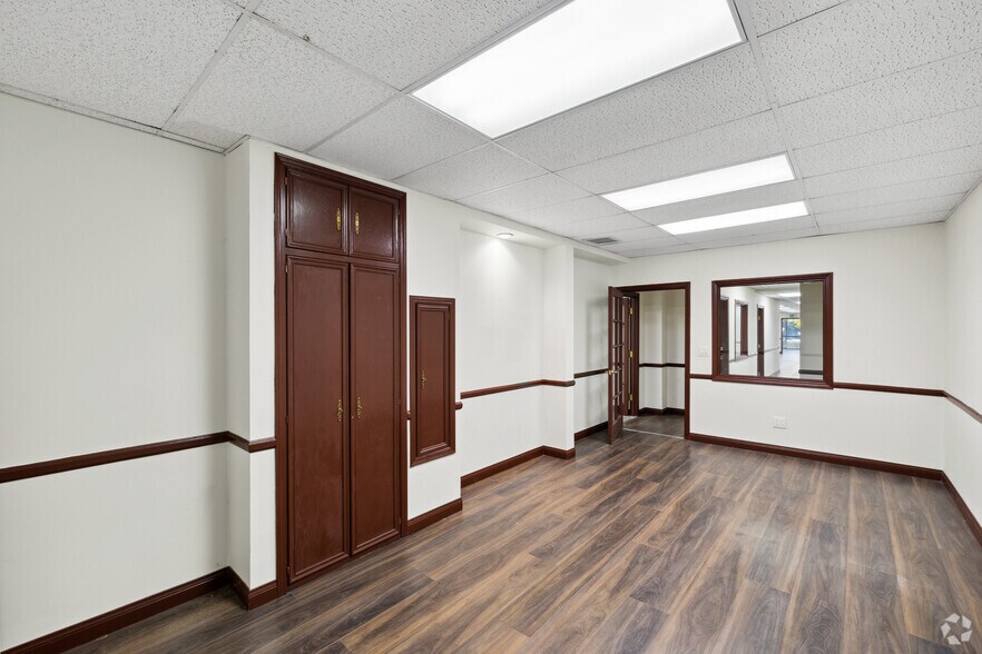 More Photos Of 21250 Califa St, Woodland Hills Research And Development For Lease