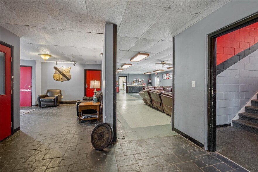 More Photos Of 928 W Hillcrest Dr, Dekalb Sorority Fraternity House For Sale