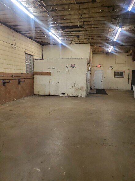 More Photos Of 380 Bennett Dr, Elk Grove Village Warehouse For Lease
