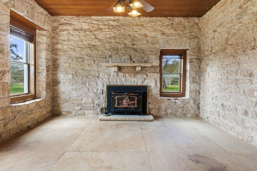 More Photos Of 600 County Road 263, Liberty Hill Specialty For Lease