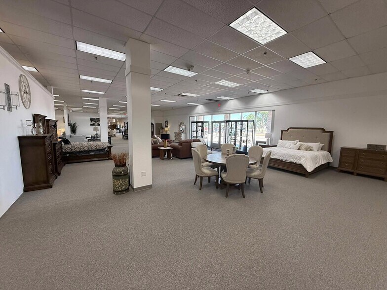More Photos Of 1000 S Main St, Roswell Freestanding For Sale